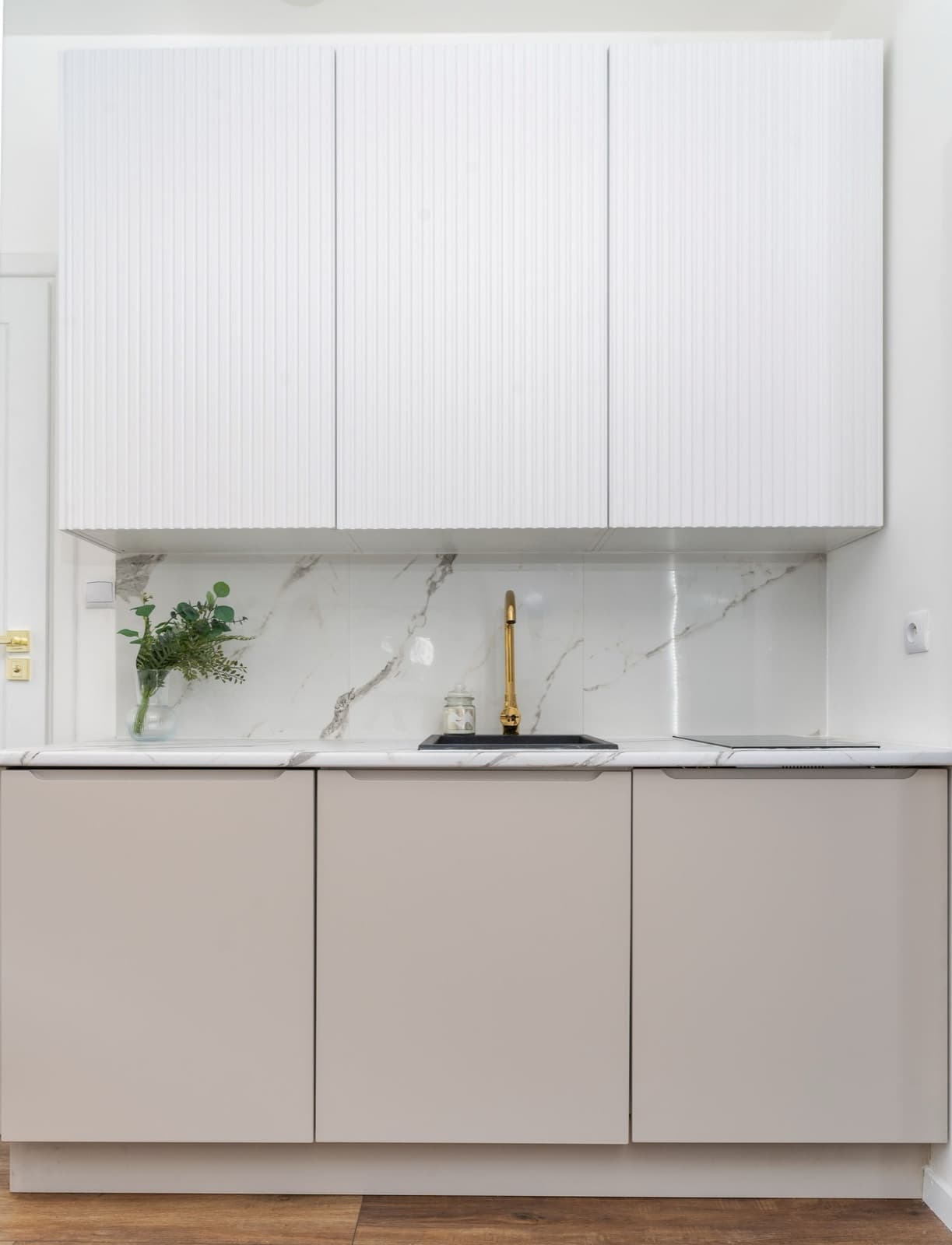 Kitchen with marble backsplash