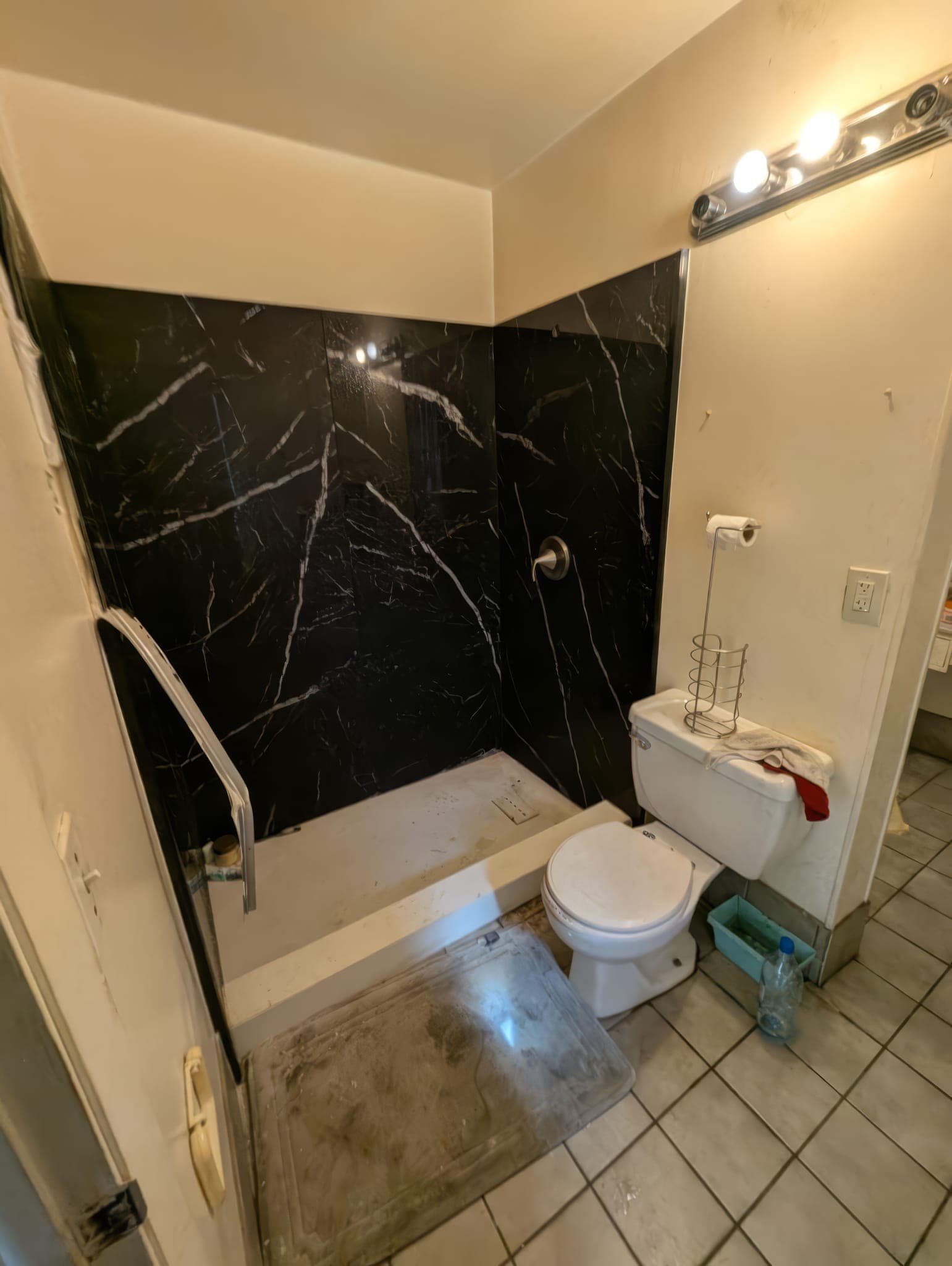 Tub surround in black marble-look porcelain tile