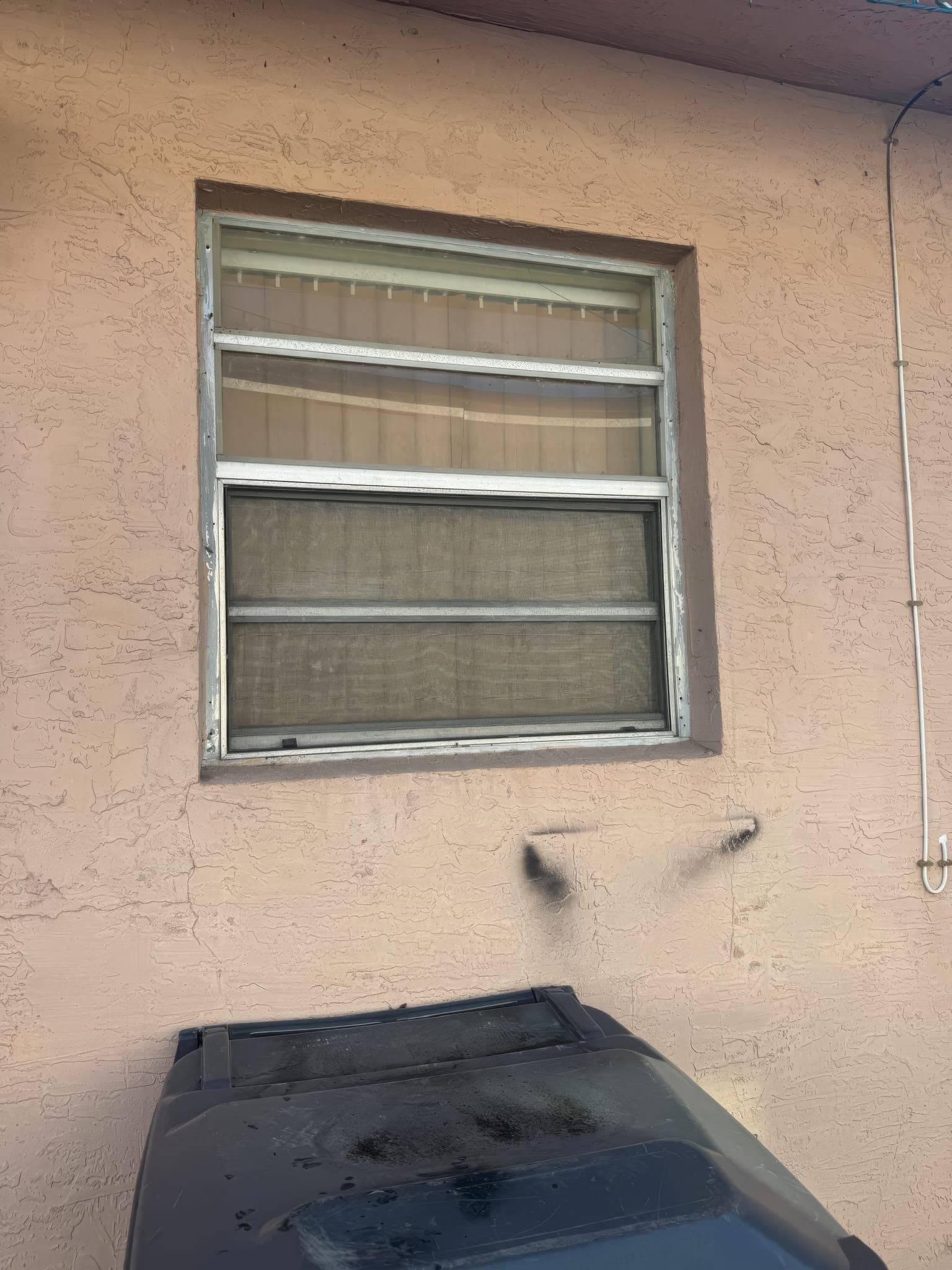 Jalousie window above the air conditioning unit before replacement