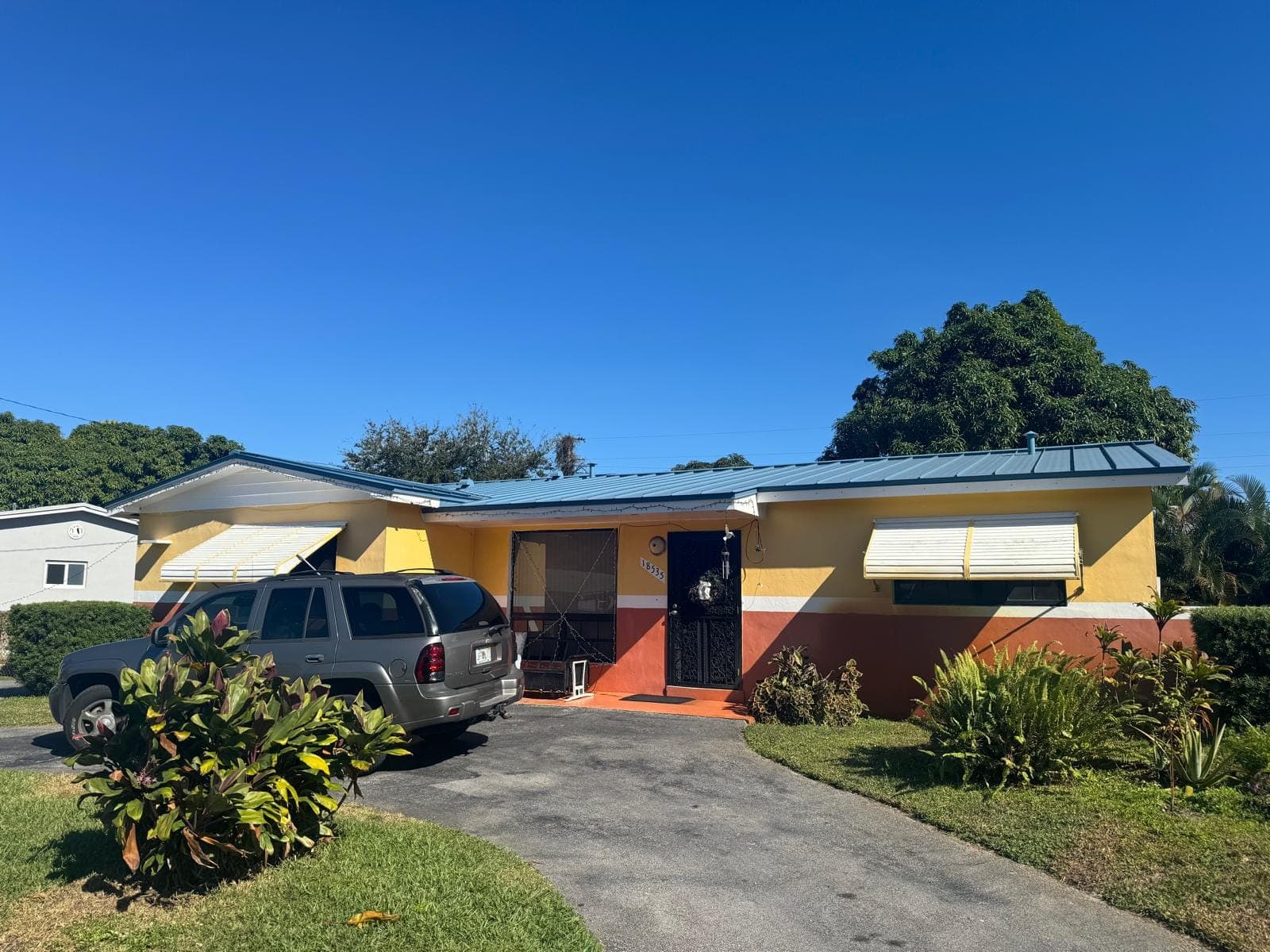 Single-story Florida home with a new standing seam metal roof installed by Sade Roofing